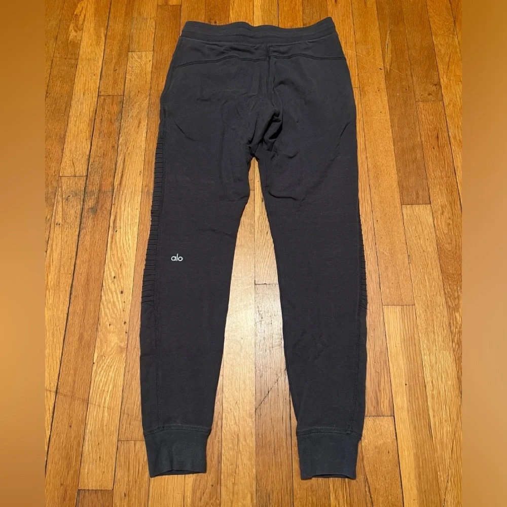 Alo Yoga Urban Moto Jogger Sweatpants in Grey, Women’s size XS